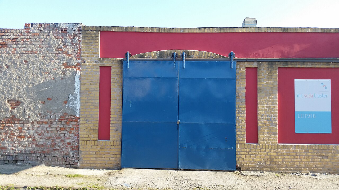 Cancello metallico blu in un muro in muratura